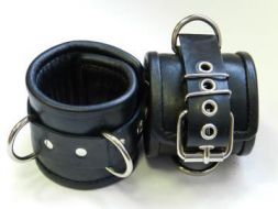 Черные наручники #39564 с пряжкой и сварными D-кольцами