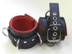 Черные наручники с пряжкой и сварными D-кольцами